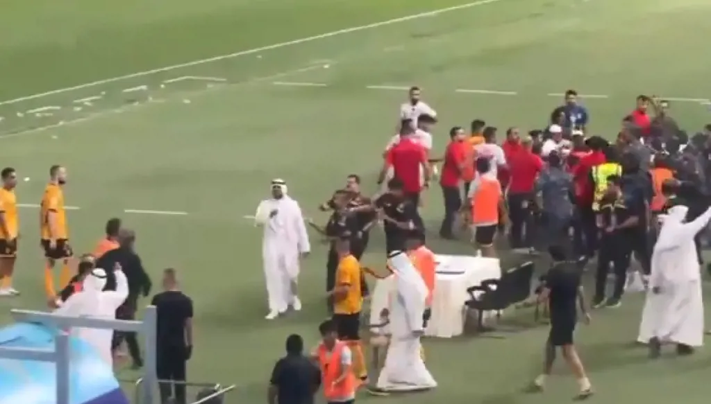 الملعب يتحول إلى ساحة فوضى بعد قمة الكويت والقادسية (فيديو)