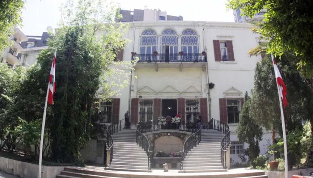 علماني" في خدمة بلده"