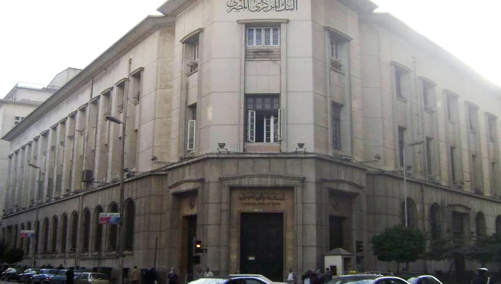 حريق في مبنى سنترال رمسيس بوسط القاهرة وشكاوى من تأثر الخدمات