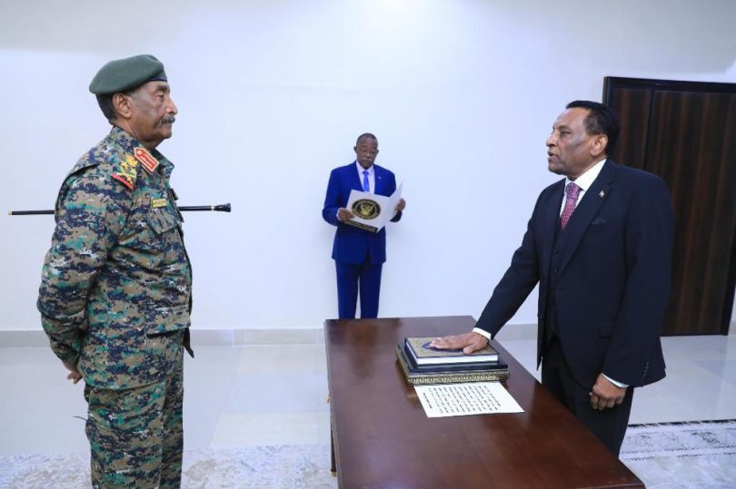  كامل إدريس يؤدي القسم كرئيس لمجلس الوزراء السوداني (إعلام ‏سوداني)‏