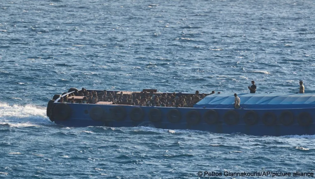 ‏27 مصرياً بين قتيل ومفقود بعد غرق قارب يقل أكثر من 30 ‏مهاجراً قرب جزيرة كريت