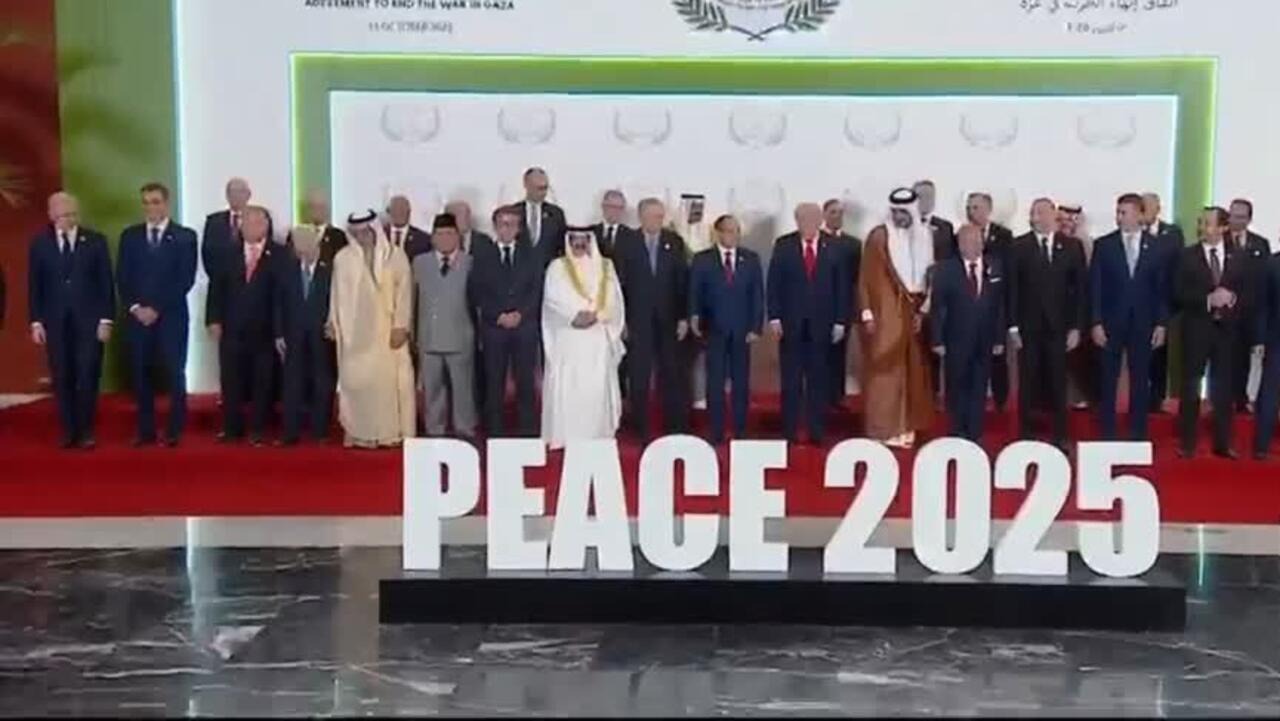 صورة جماعية للزعماء المشاركين في قمة شرم الشيخ (أ ف ب)
