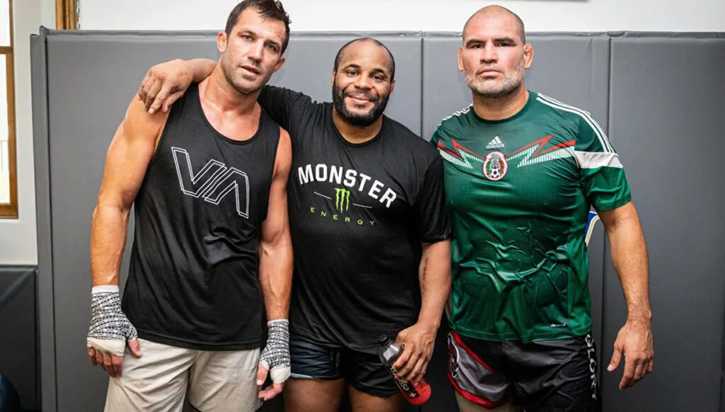 مقاتل في السجن ومتحرش طليق... هل يتدخل ترامب لإنصاف بطل UFC السابق؟ (فيديو)