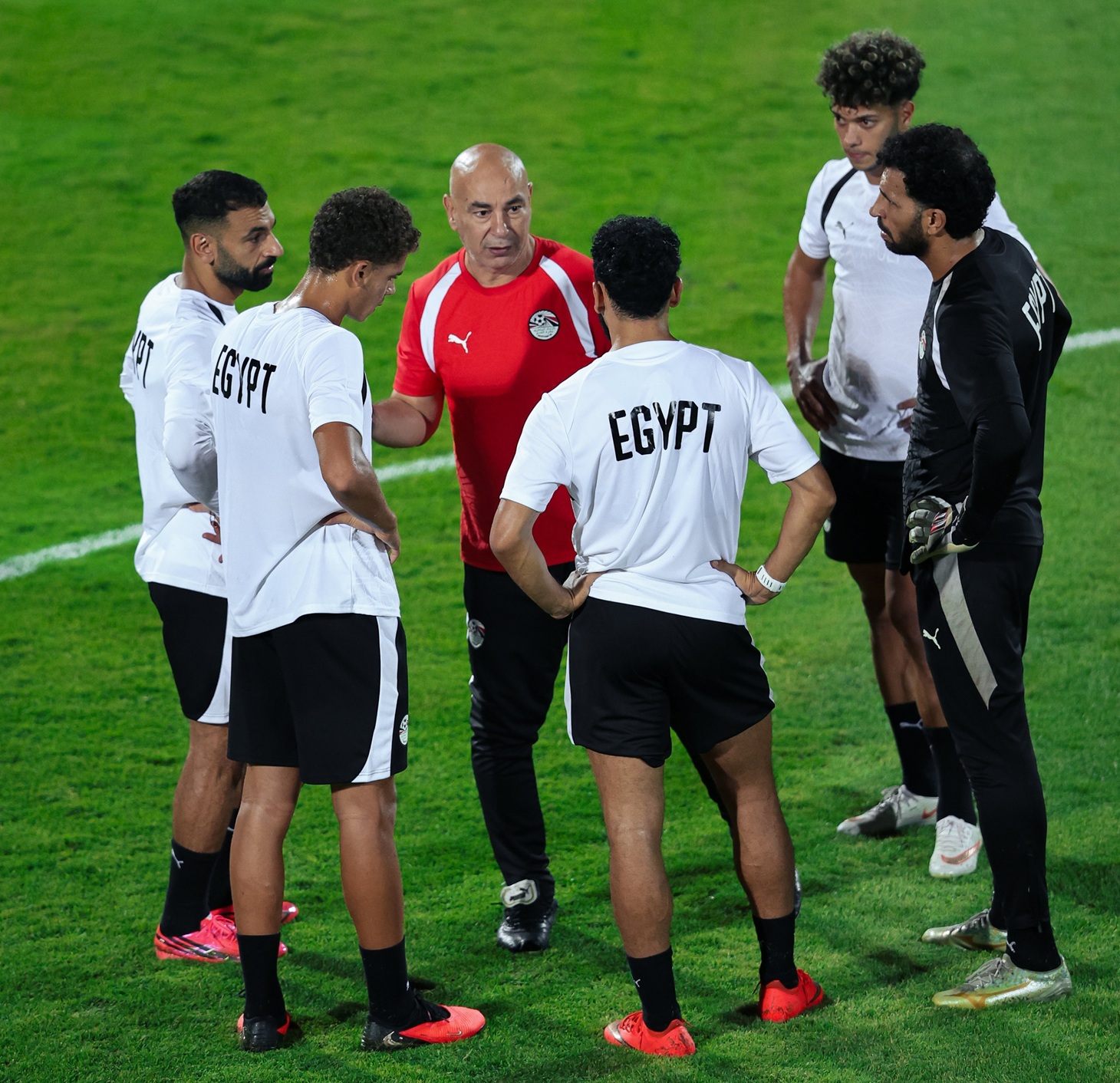 من صلاح إلى عبد المنعم... أزمات تُربك منظومة منتخب مصر