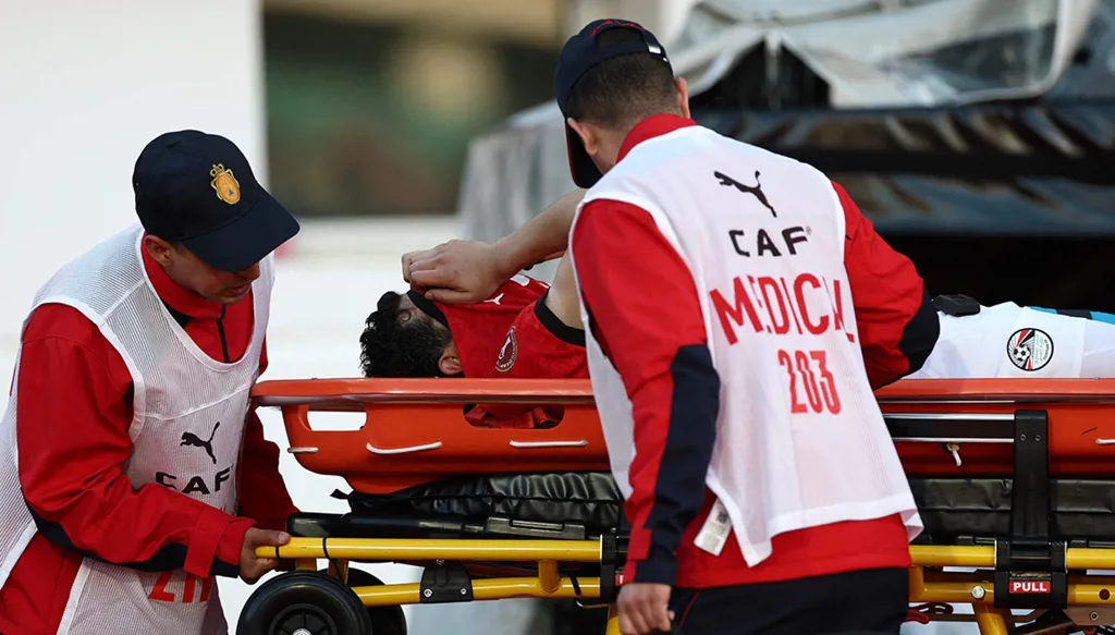 المصري محمد حمدي يتعرّض لإصابة قوية ويخرج باكياً (فيديو وصور)