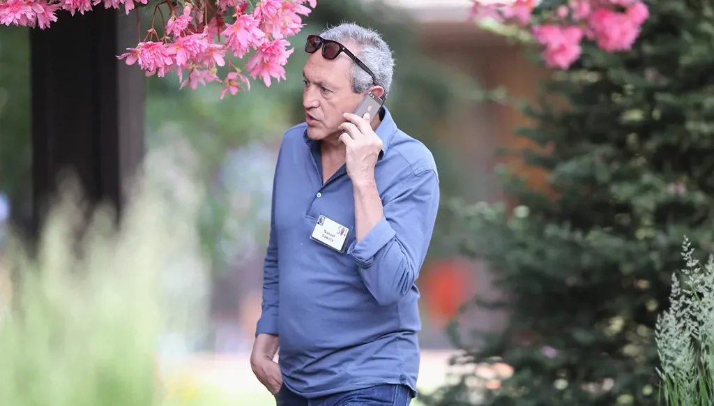 الملياردير المصري ناصف ساويرس يغادر المملكة المتحدة ويتجه إلى إيطاليا