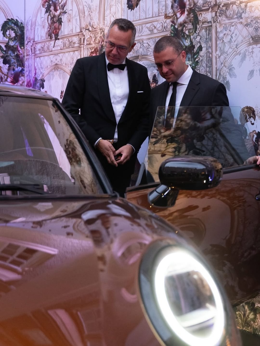 تعاون بين BMW النمسا ودار إيلي صعب والكشف عن نسخة فريدة من سيارة MINI Cooper S (انستغرام)