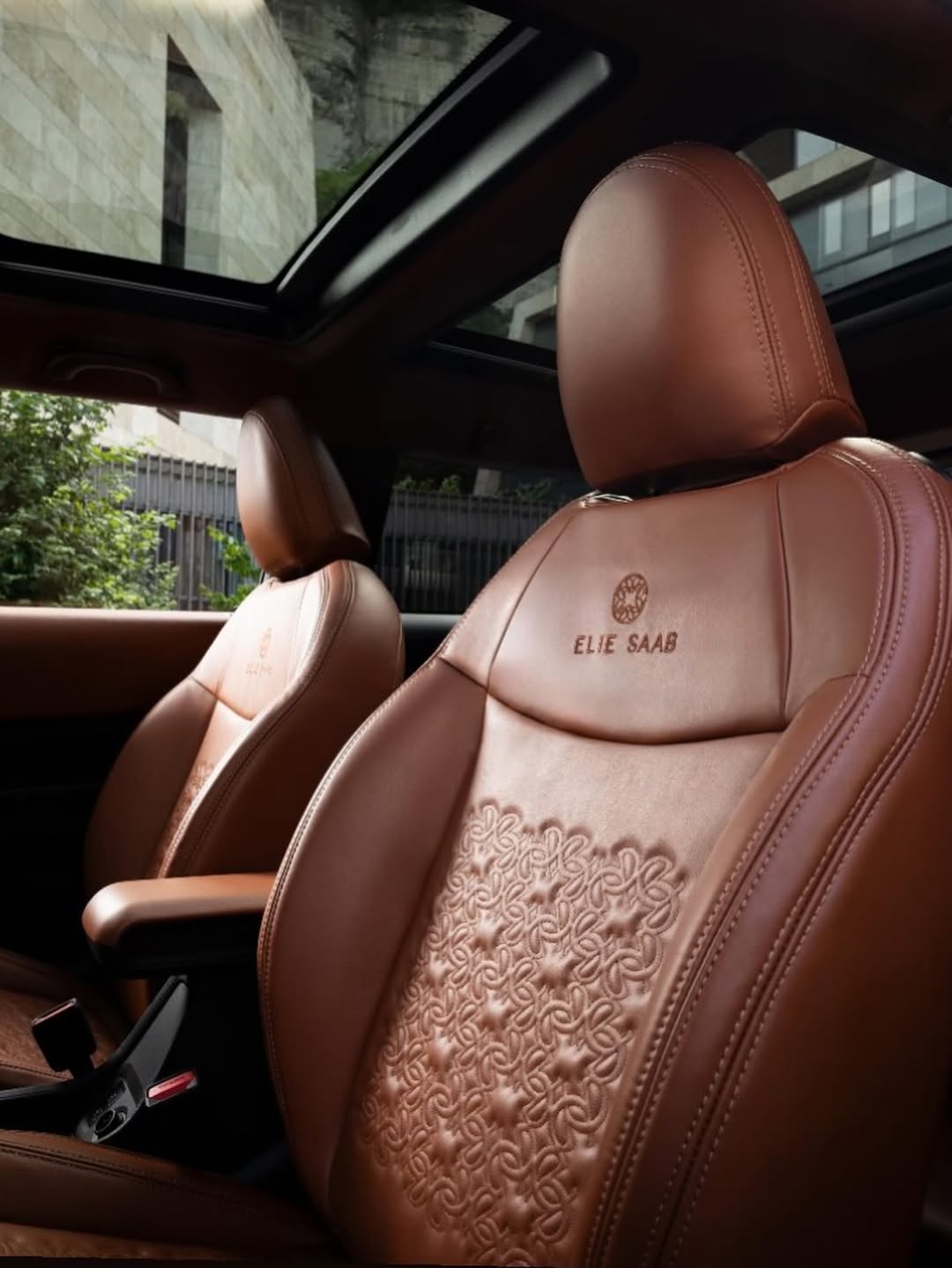 سيارة Mini Cooper من تصميم ايلي صعب ستُعرض في مزاد لدعم المؤسسة الأمريكية لأبحاث الإيدز (انستغرام)