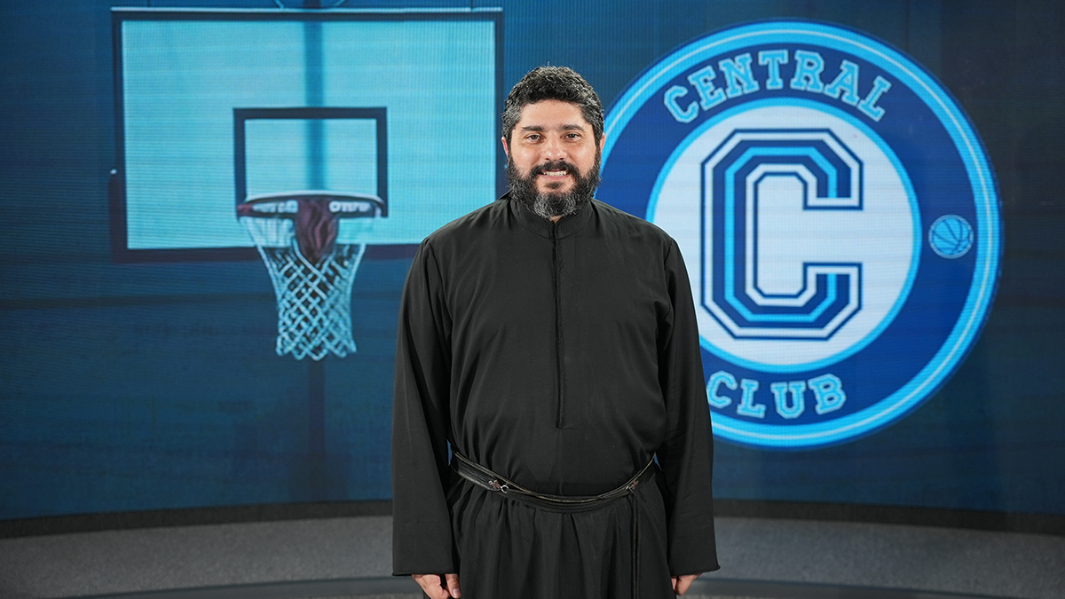 رئيس مدرسة ونادي المركزية جونية الأب إيلي سعادة. (النهار)