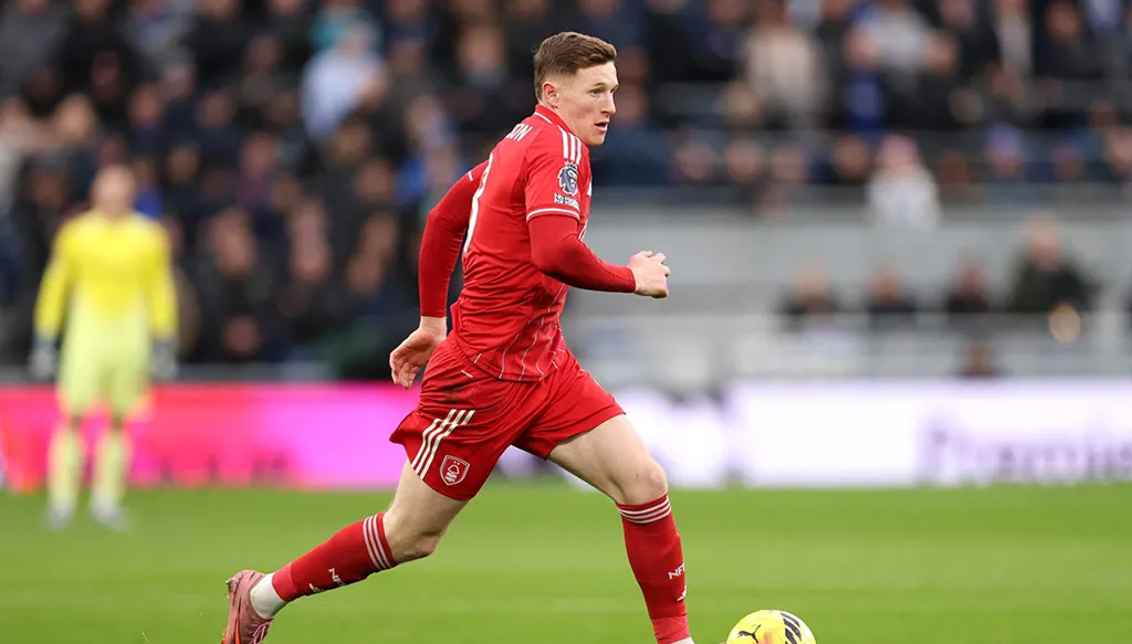 إليوت أندرسون… موهبة نضجت بصمت في الدوري الإنكليزي