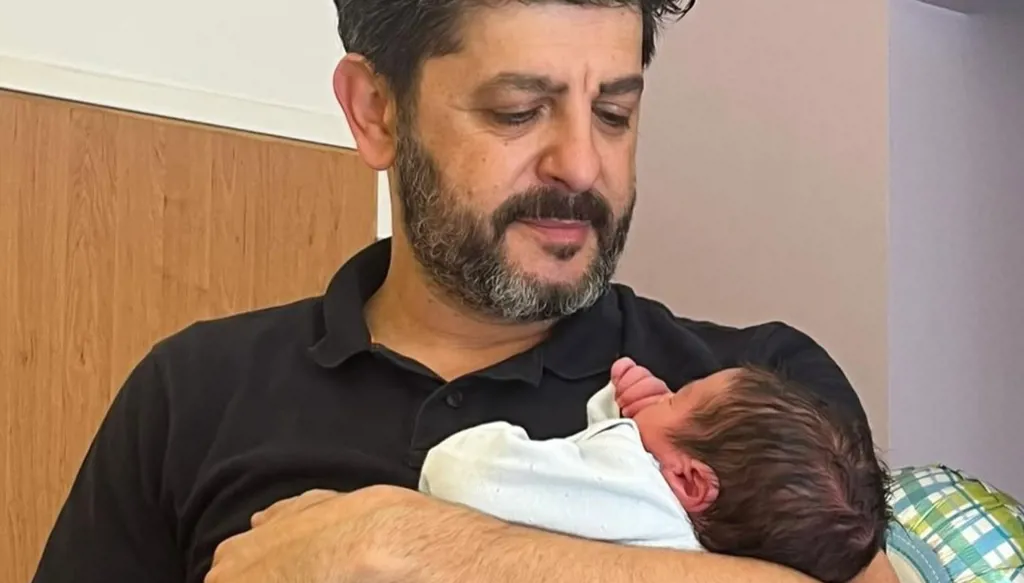 طوني عيسى يُرزَق بمولوده الثاني... وهذا اسمه (صورة)