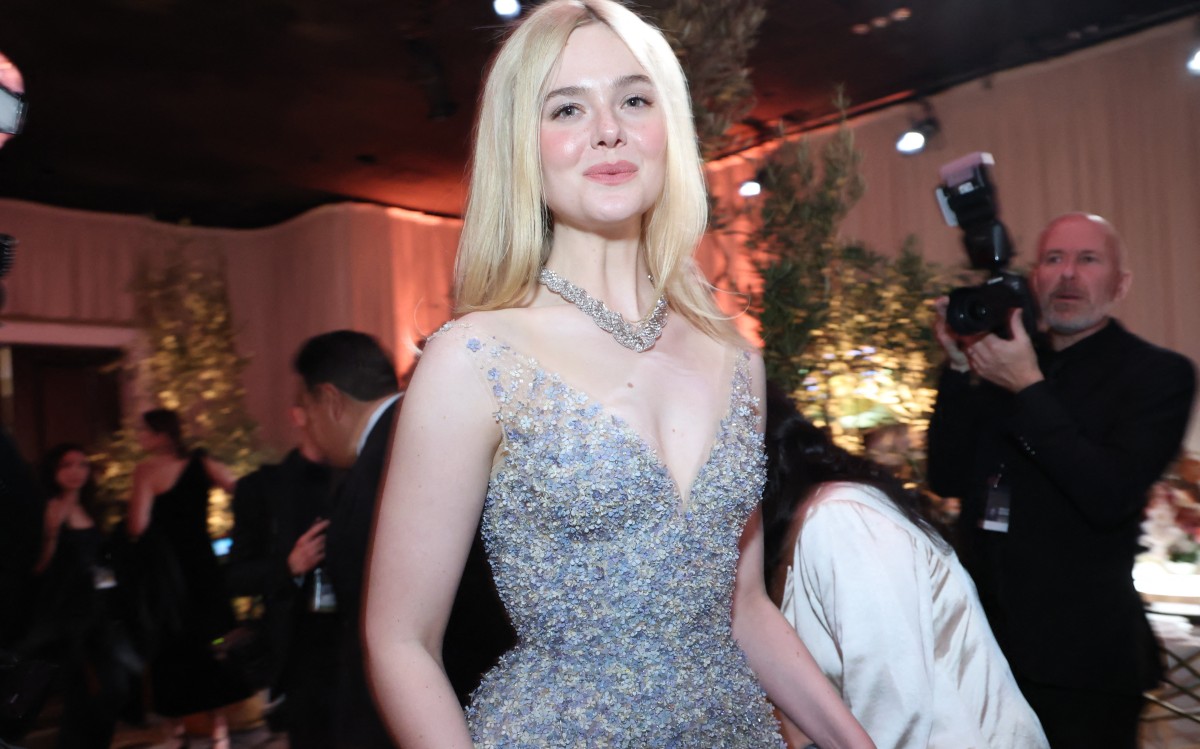 إيل فانينغ بأسلوب باربي الجمالي على السجادة الحمراء في غولدن غلوب 2026 (أ.ف.ب)