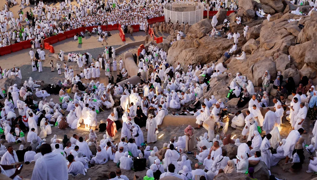 يوم عرفة... توافد الحجاج إلى جبل عرفات لأداء ركن الحج الأعظم (صور وفيديو)