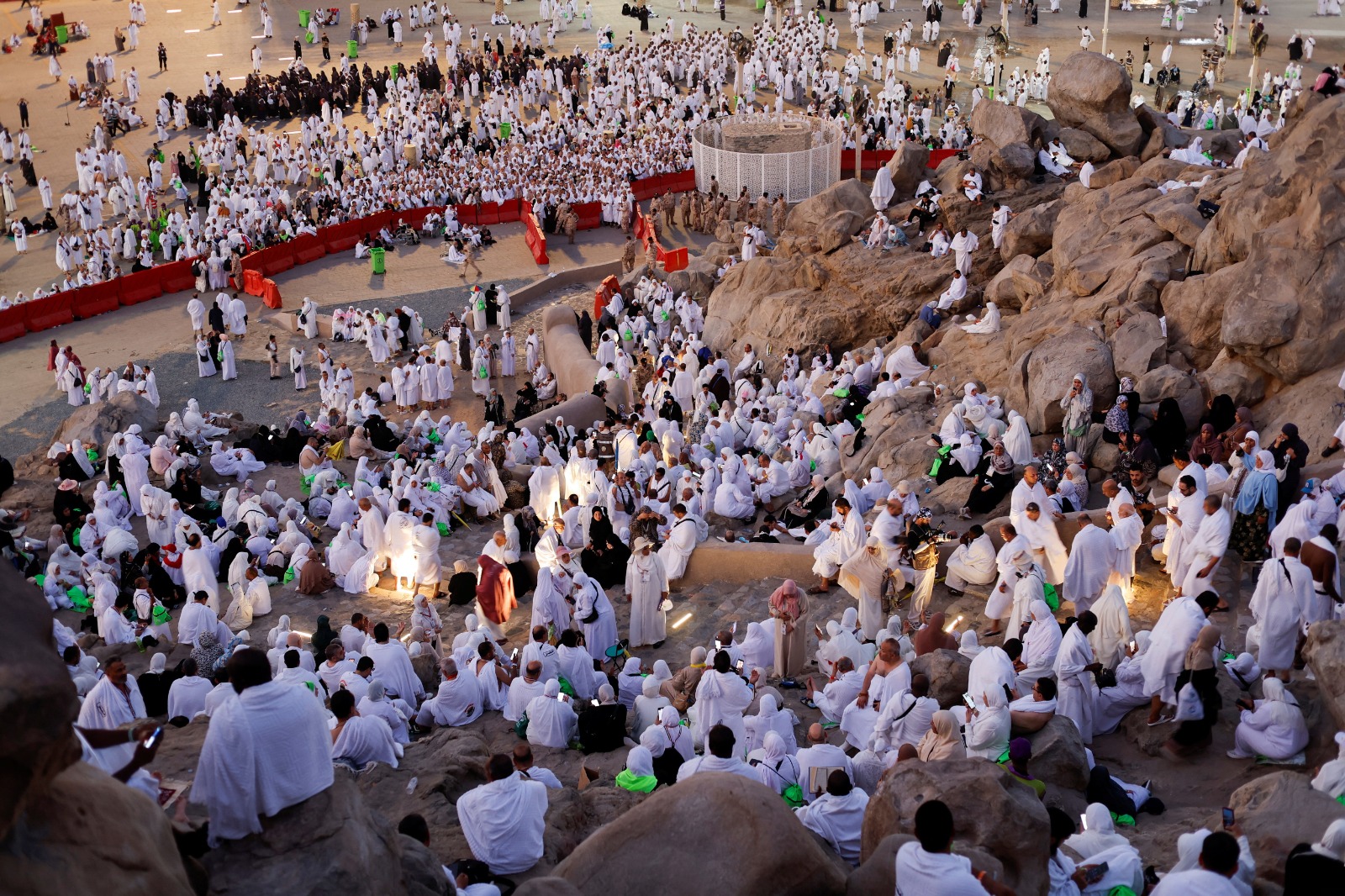 الحجاج على جبل عرفات (رويترز).