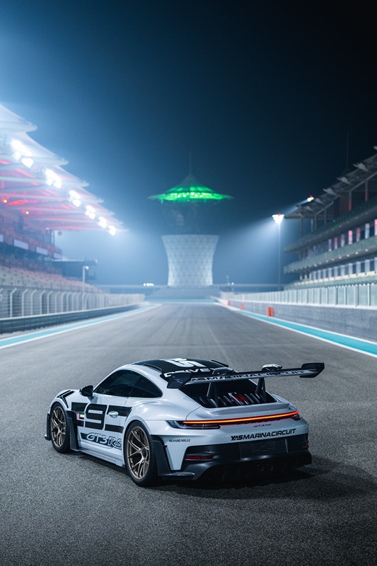 بورشه 911 GT3 RS.