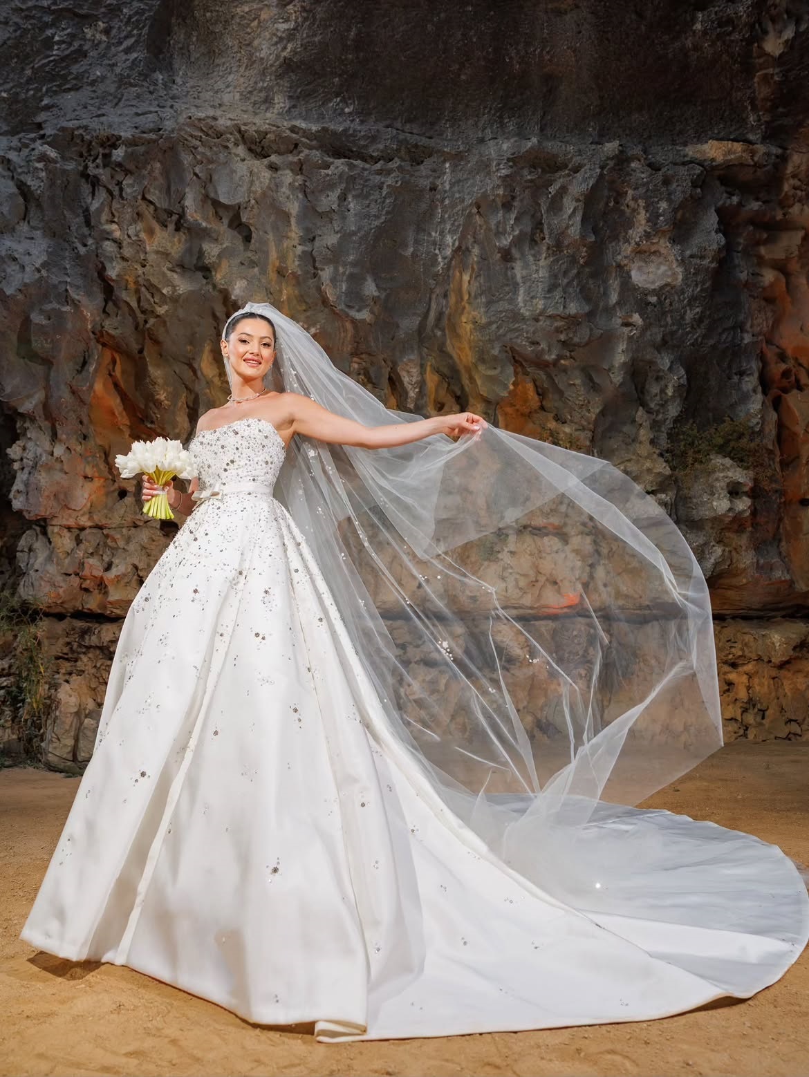 دانا الحلاني عروس 2026 بتوقيع إيلي صعب (انستغرام Lebanese Weddings)
