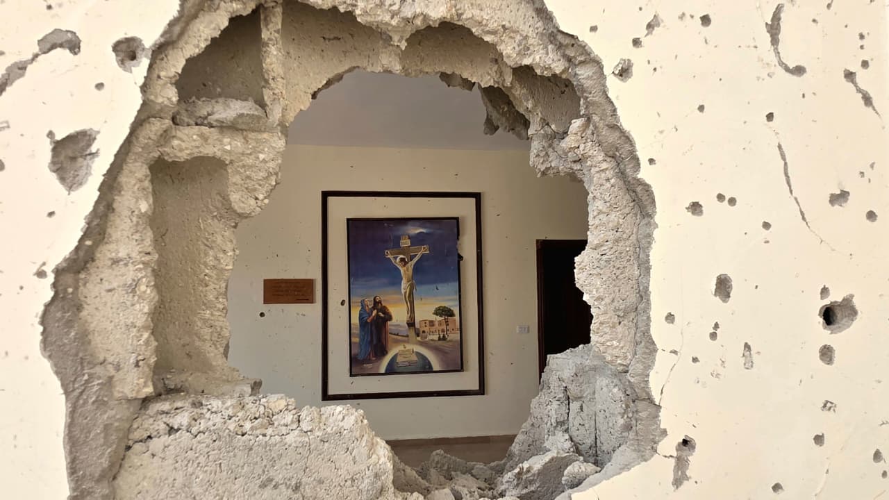 فجوة في جدار كنيسة دير سيدة البشارة في زوطر الغربية (أحمد منتش)