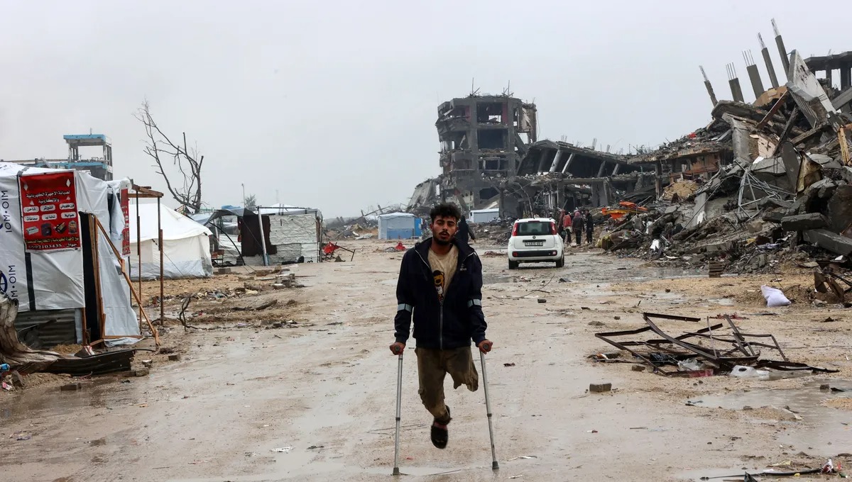 فلسطيني رجله مبتورة في بيت حنون شمال قطاع غزة، 12 فبراير 2025. (أ ف ب)