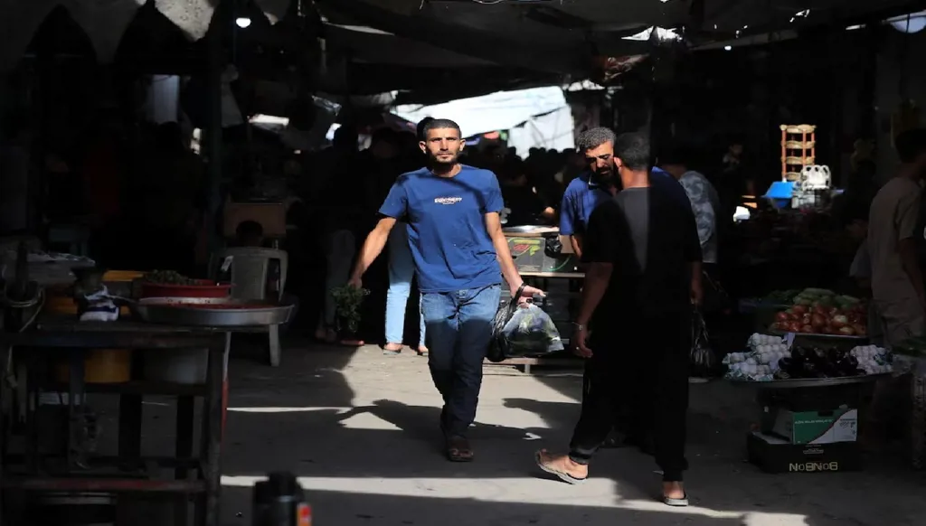 إسرائيل تسمح بدخول شحنات البضائع إلى غزة بعد توقف موقت
