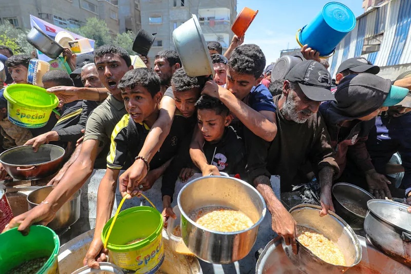 فلسطينيون يتوسّلون للحصول على الطعام في غزة. (أ ف ب)