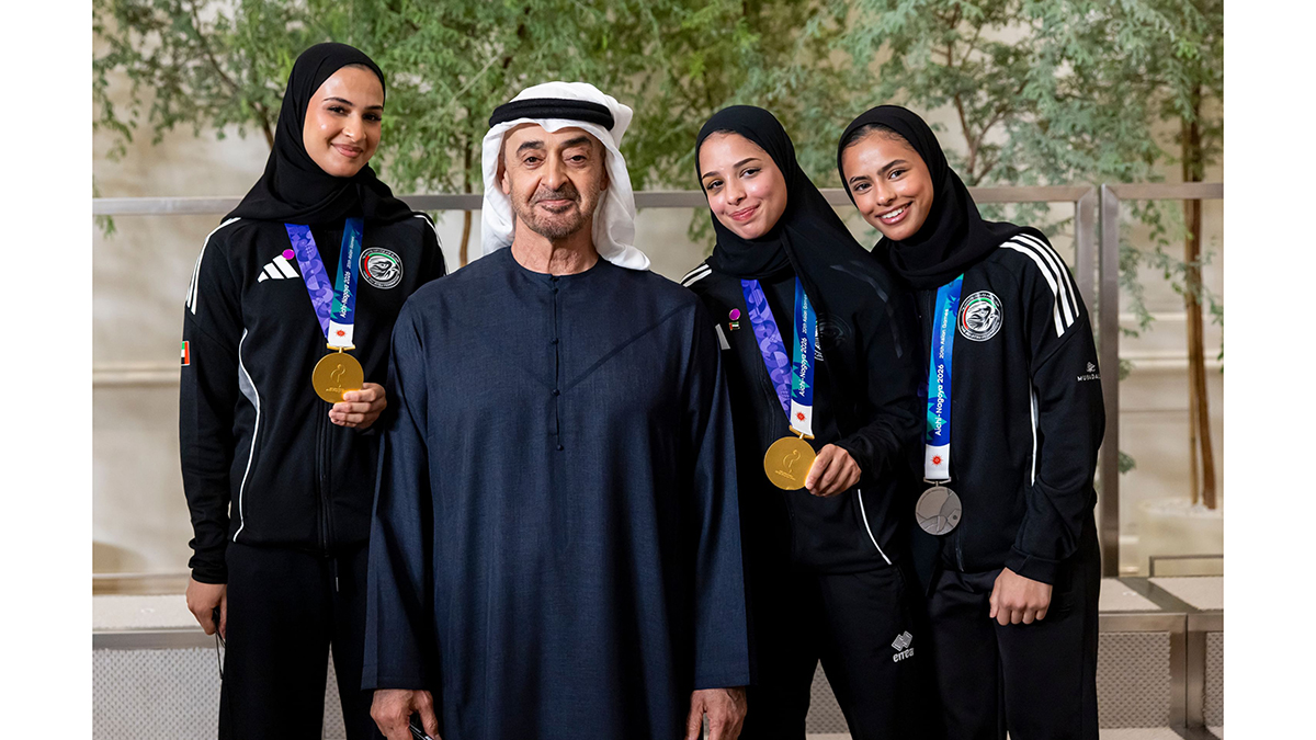محمد بن زايد يستقبل أبطال الإمارات للجوجيتسو. (وام)