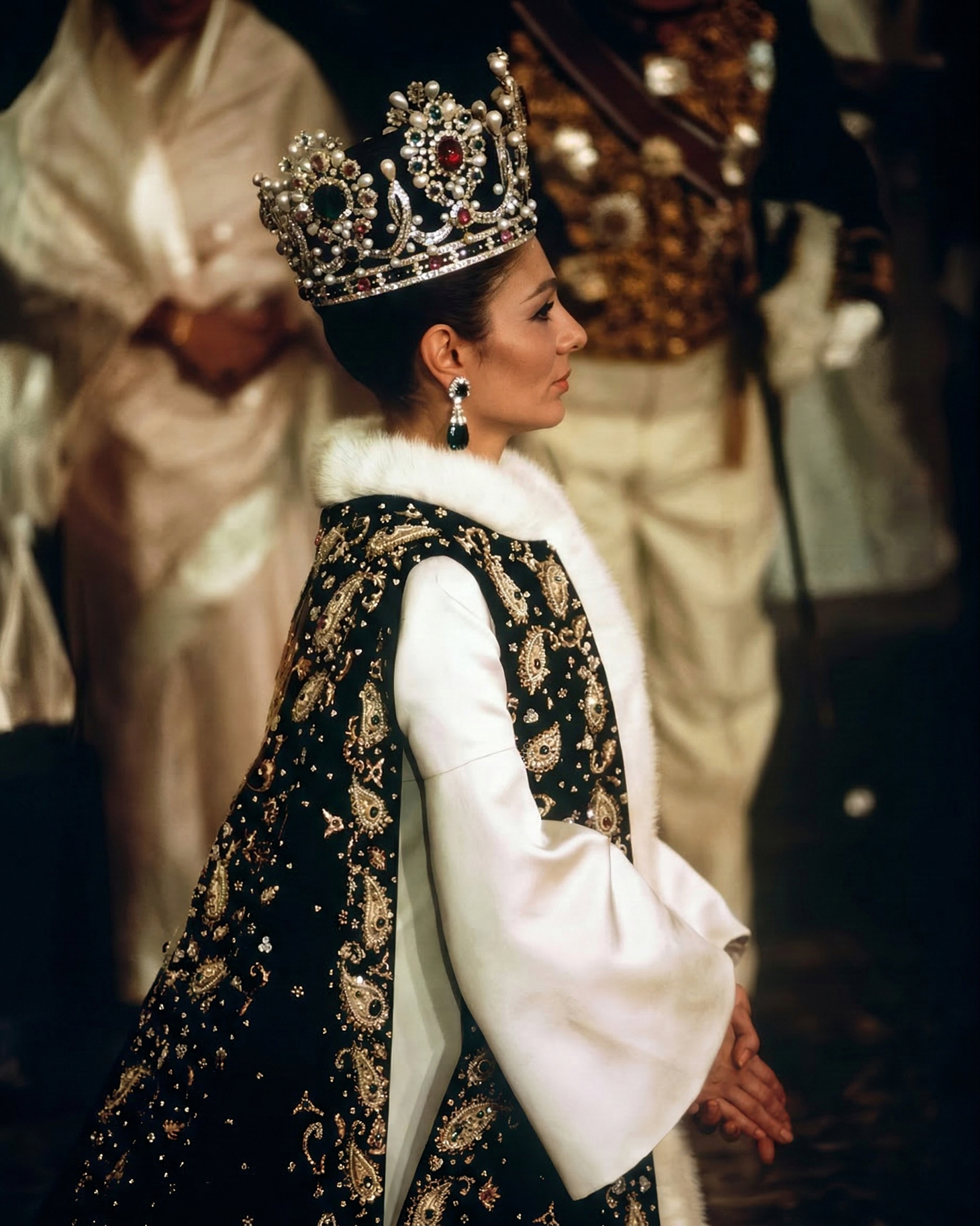 فرح بهلوي يوم تتويجها.