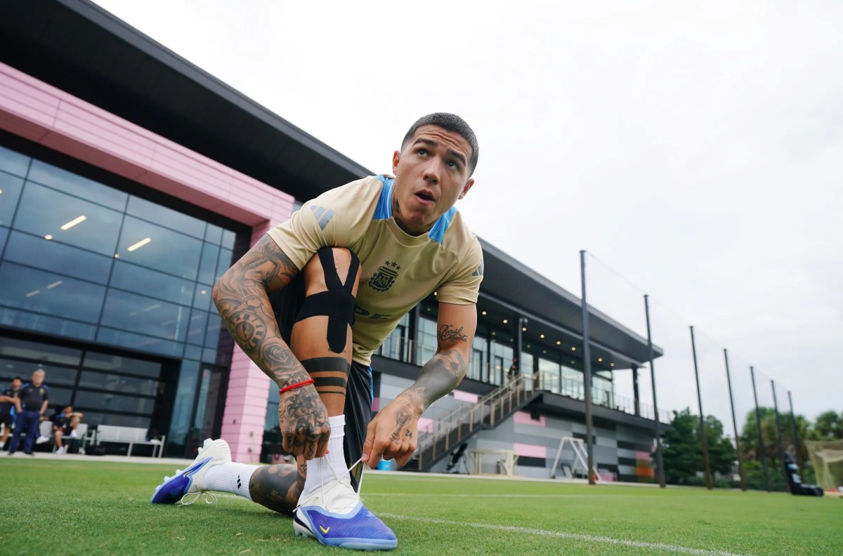 فرنانديز يستطيع اللعب كصانع ألعاب أو لاعب ارتكاز. (وكالات)