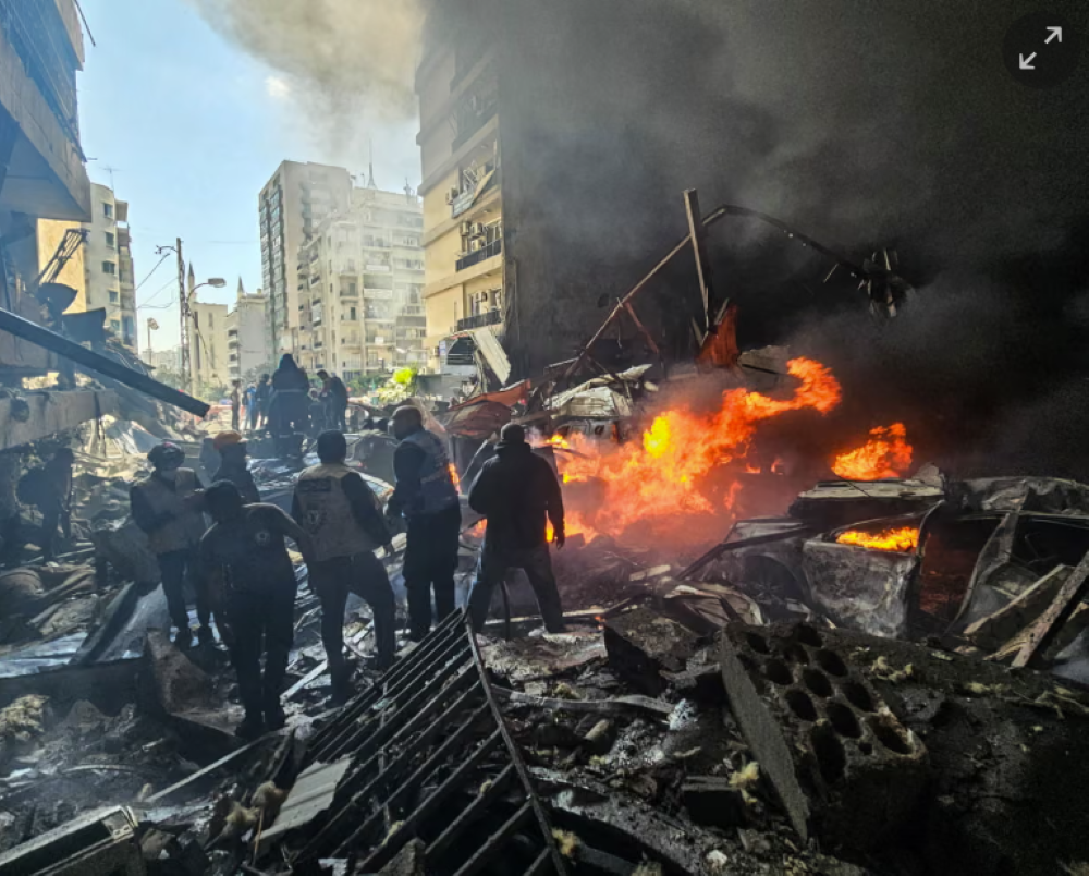 فرق الإنقاذ في موقع غارة جوية إسرائيلية على حي كورنيش المزرعة في بيروت يوم الأربعاء (أ ف ب)