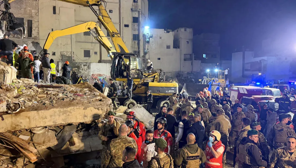 فرق الإنقاذ تبحث عن الناجين تحت أنقاض مبنى منهار في مدينة طرابلس اللبنانية في 8 شباط/فبراير 2026 (رويترز)