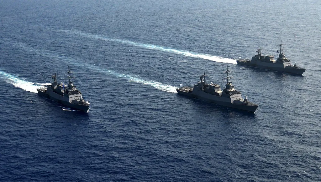 "حزب الله" يستهدف بارجة حربية قبالة سواحل لبنان... وإسرائيل تنفي