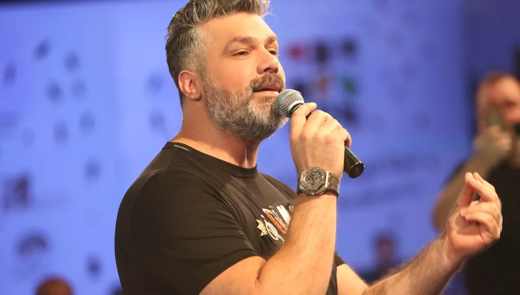 فارس كرم باكياً في كواليس حياته الخاصة: الأم والطلاق و"النسونجي" (فيديو)