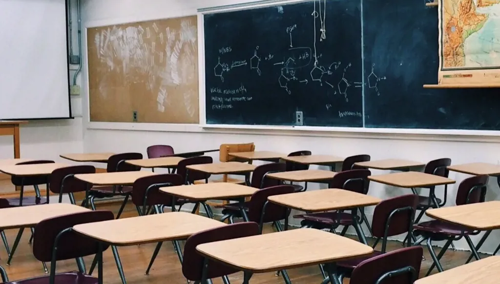 إدارات عمّمت على الأساتذة وجوب الحضور والإضراب داخل حرم المدارس