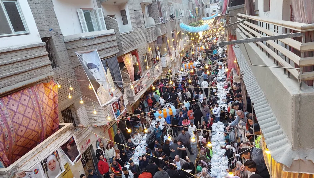 "النّهار" تواكب إفطار المطرية... أكبر مائدة رمضانيّة تجمع المصريّين في الشّارع