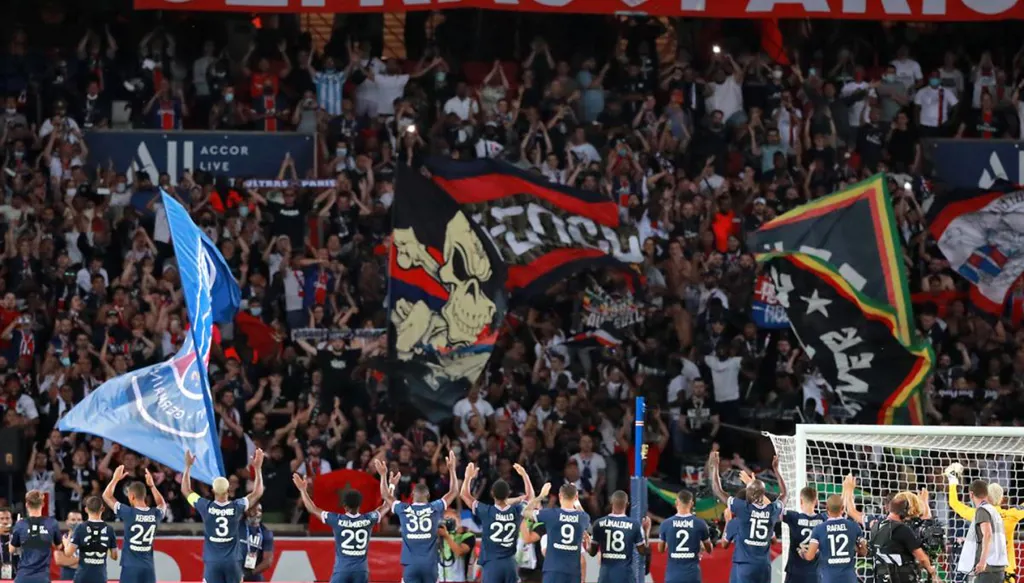 احتجاز 59 مشجعاً لباريس سان جيرمان... ما السبب؟