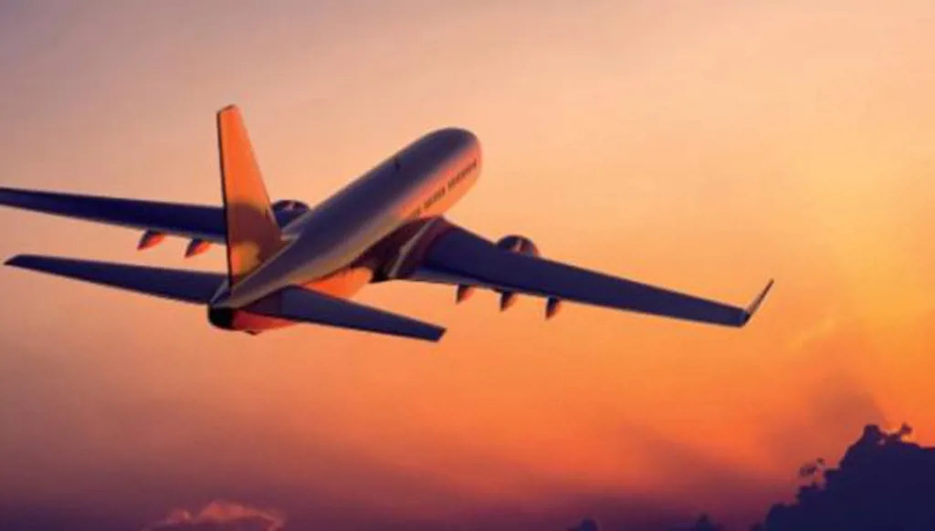 مسافر يفتح باب طائرة خلال إقلاعها من المطار