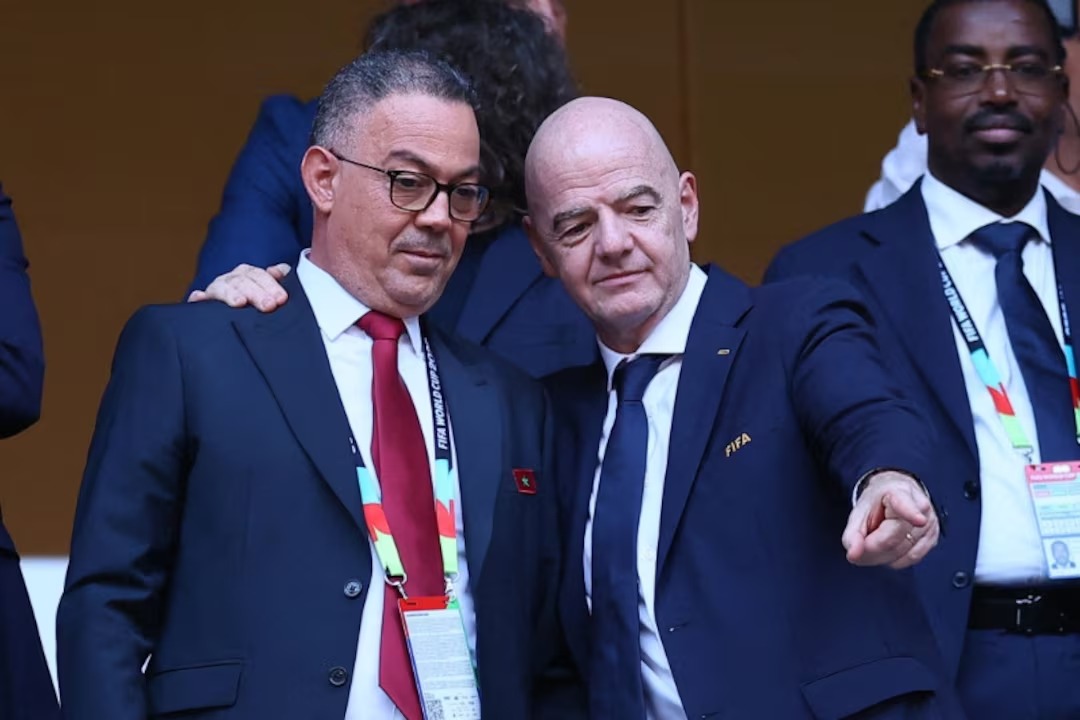 فوزي لقجع رئيس الاتحاد المغربي لكرة القدم على يسار الصورة مع رئيس الاتحاد الدولي لكرة القدم (رويترز)