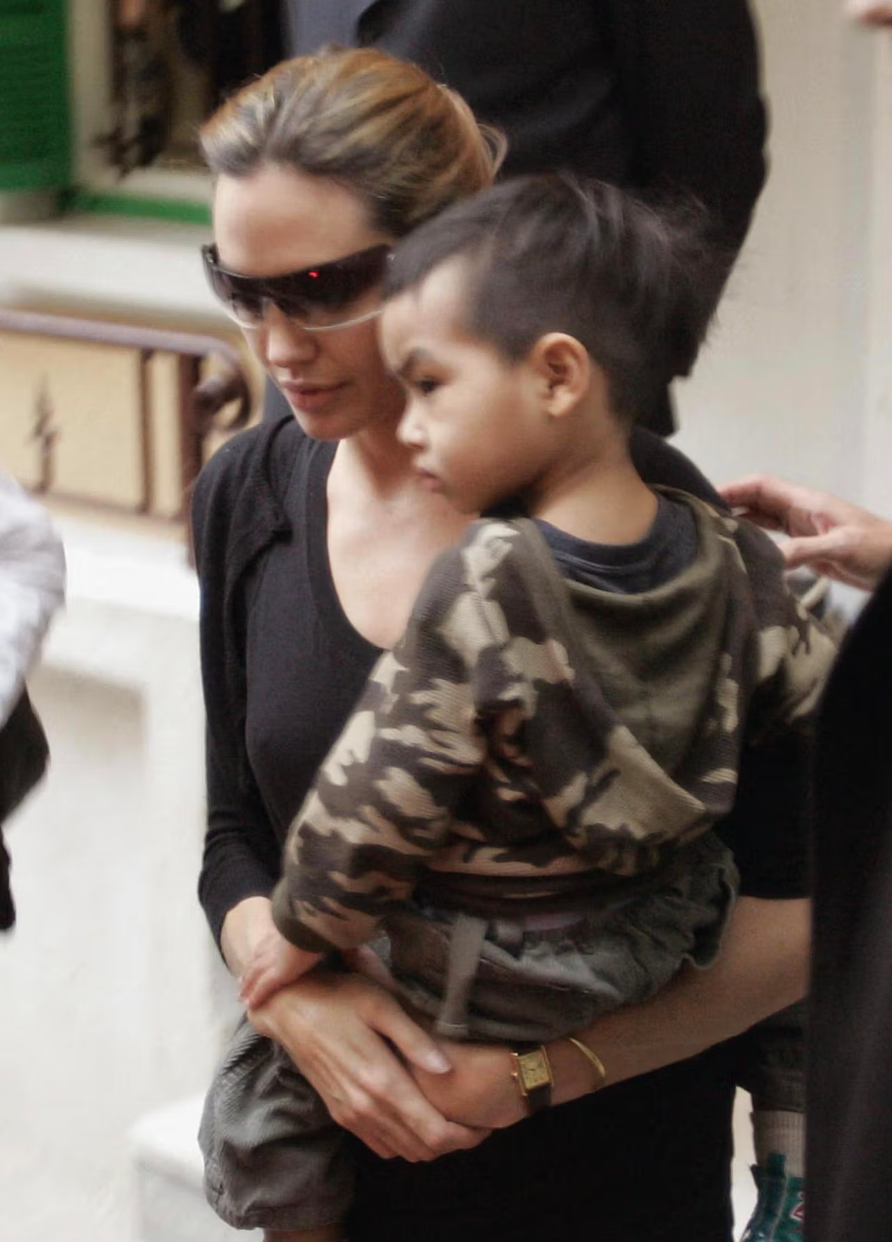 في بيروت مع ابنها بالتبنّي مادوكس عام 2004. (أ ف ب)