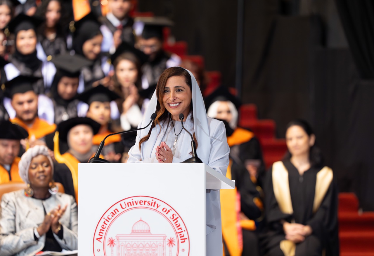في حفل التخرج لفصل الربيع 2025 بالجامعة الأميركية في الشارقة. (مكتب الشارقة الإعلامي)