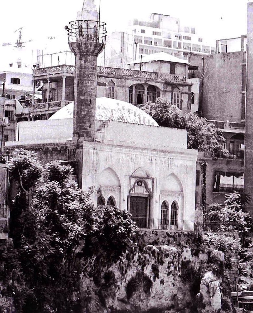 جامع عين المريسة التاريخي العريق (1887) قبل إنشاء وصلة الكورنيش كان يطل على البحر (الصورة من صفحة تراث بيروت)