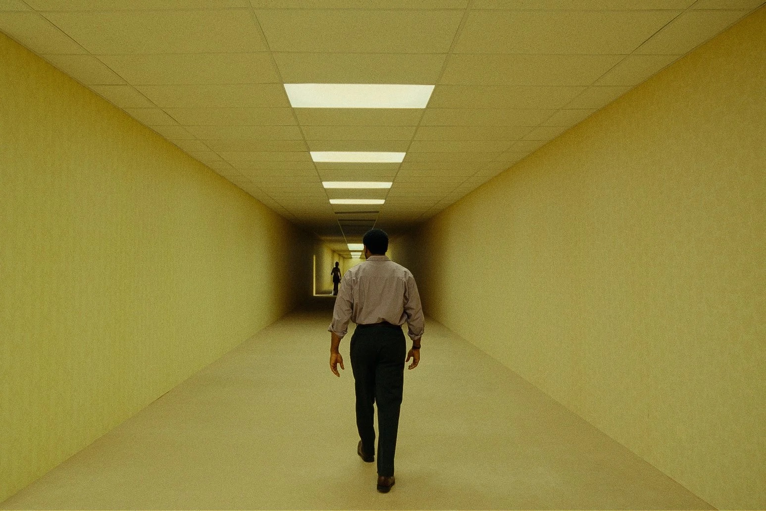 فيلم من داخل عالم بلا معنى. (A24)