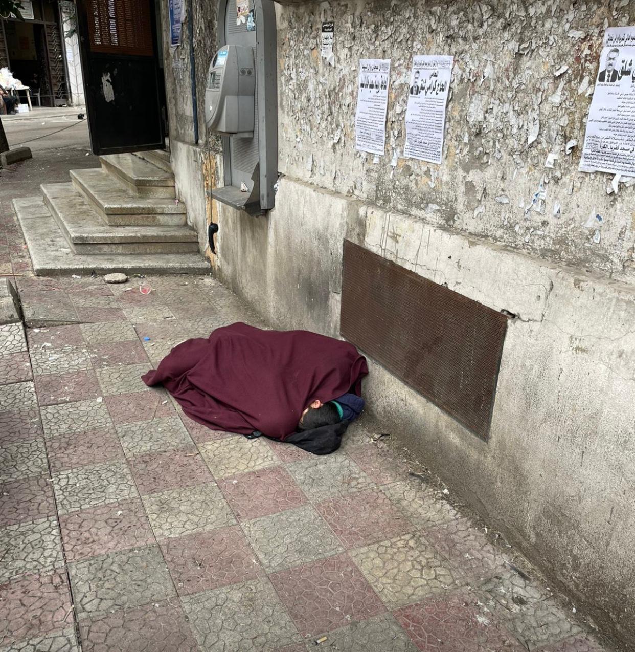 الأهالي ينامون في الشوارع بعد النزوح من المباني المهددة بالانهيار في منطقة القبة قرب سنترال التل (مراسل النهار طوني فرنجية)