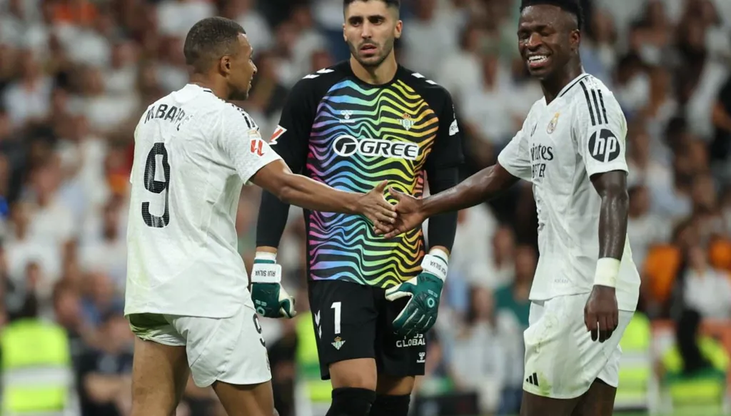 أنشيلوتي يُحدد موقف فينيسيوس من مواجهة فياريال