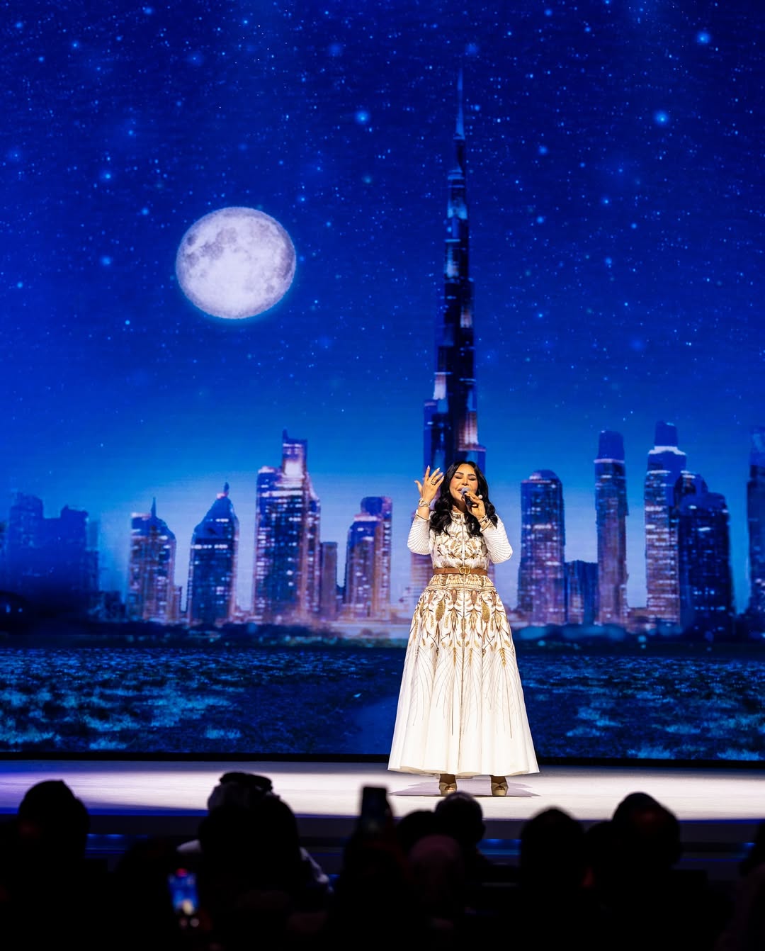 احلام الشامسي في افتتاح اليوم الأول من منتدى الإعلام العربي (إنستغرام)