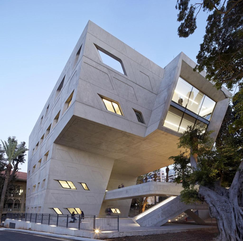 6. بيروت مبنى معهد عصام فارس في الجامعة الأميركية في بيروت، من تصميم زها حديد، واكتمل عام 2014. (Divisare / Zaha Hadid Architects)
