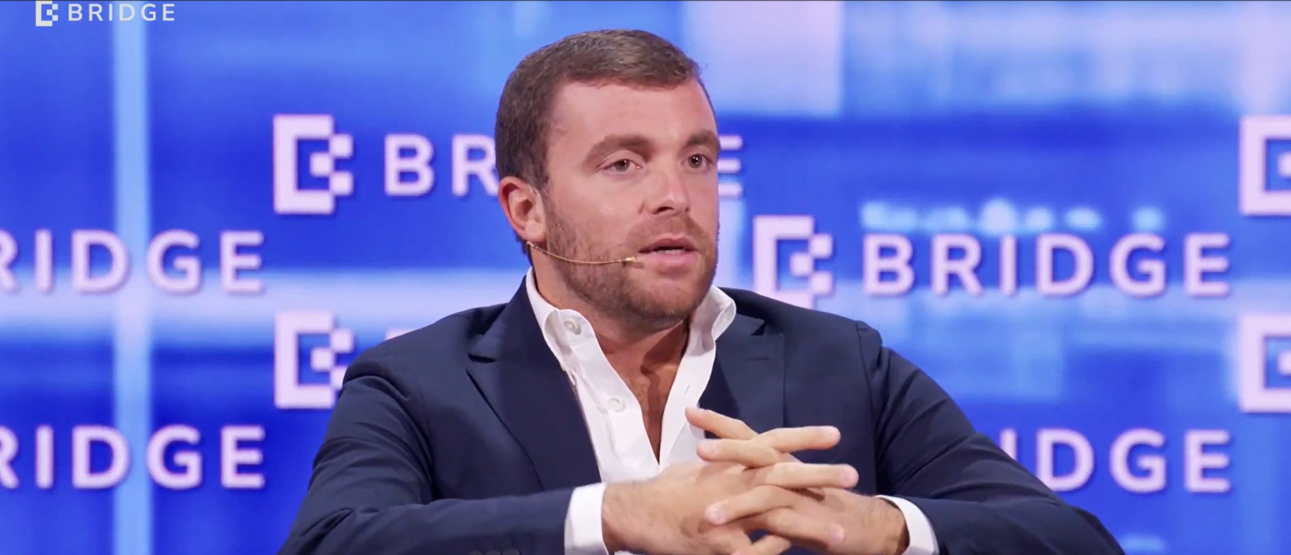 فابريزيو رومانو خلال قمّة بريدج 2025 في أبوظبي. (وكالات)