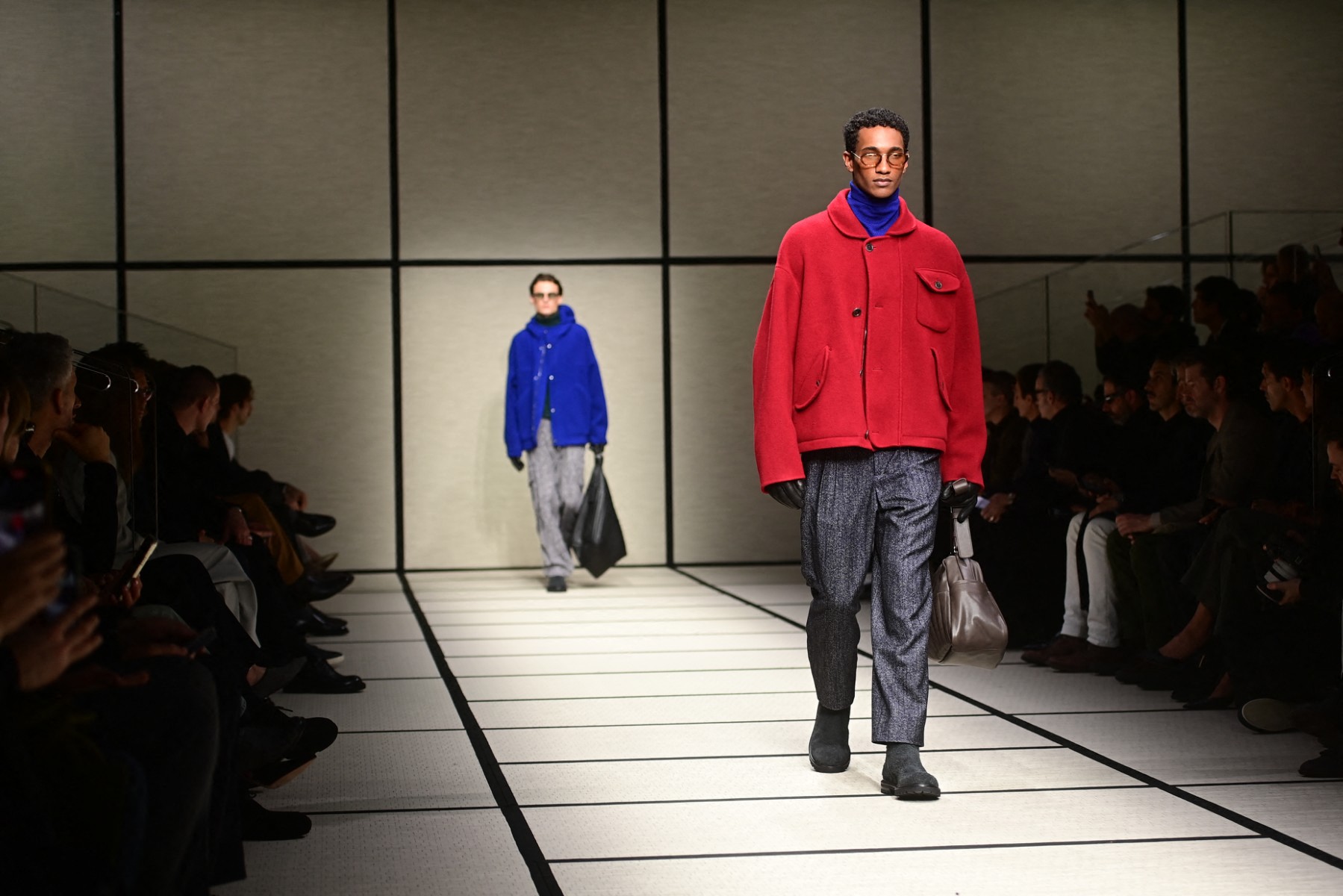 من عرض جورجيو ارماني في اسبوع الموضة في ميلانو لخريف وشتاء 2025- 2026 (أ.ف.ب)