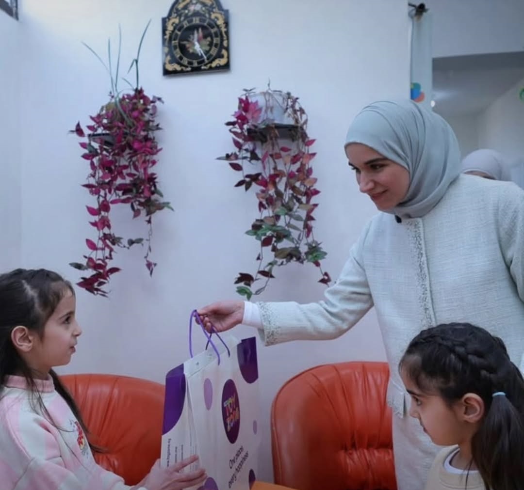 لطيفة الدروبي بعباية مكررة في لقاء رمضانيّ مع الأطفال بحمص (انستغرام)