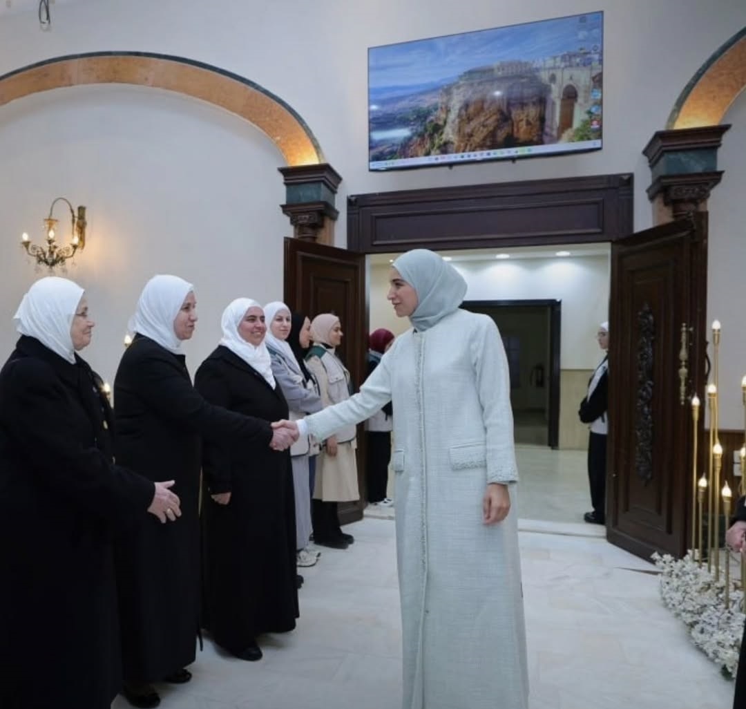 لطيفة الدروبي بعباية مكررة في لقاء رمضانيّ مع الأطفال بحمص (انستغرام)