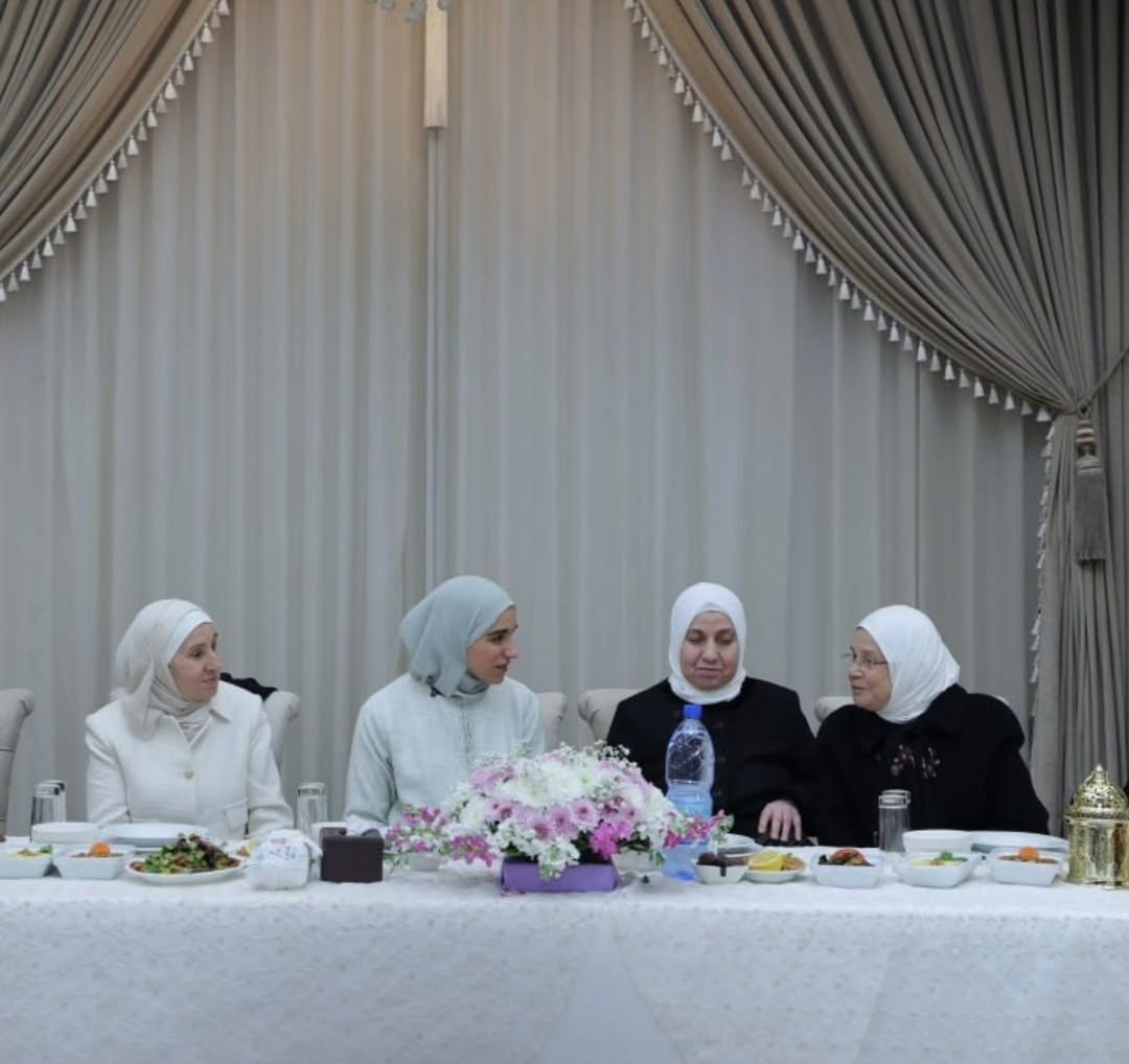 لطيفة الدروبي بعباية مكررة في لقاء رمضانيّ مع الأطفال بحمص (انستغرام)