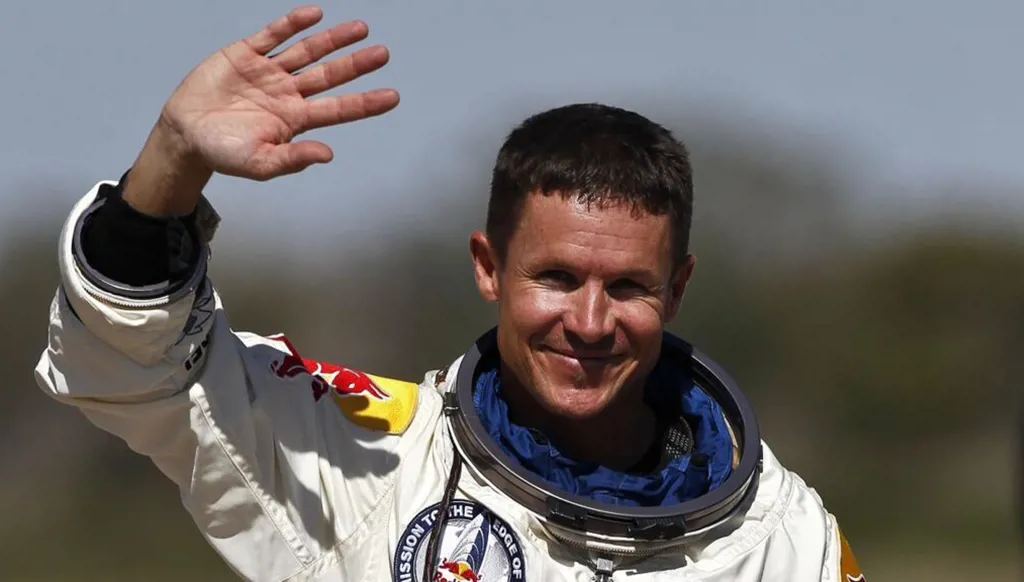 أثناء قيادته طائرة شراعية... وفاة صاحب "قفزة فيليكس"